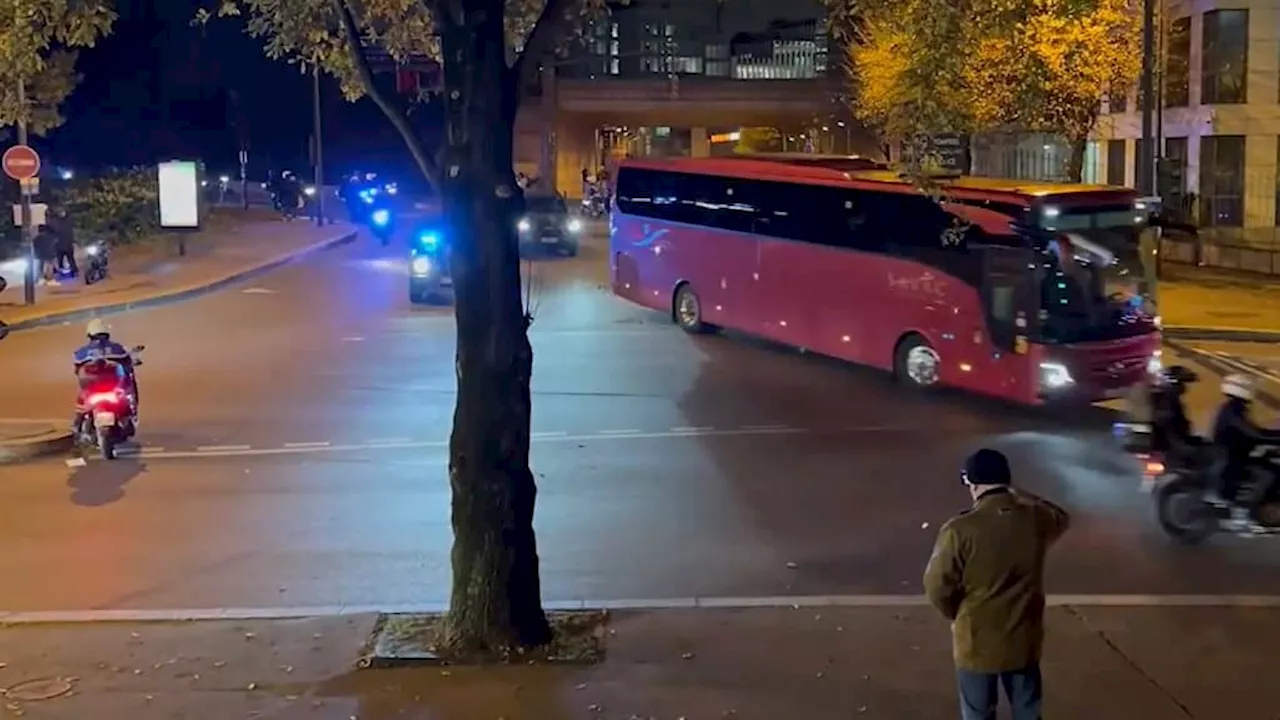 France-Israël: l'impressionnante escorte policière pour l'arrivée du bus israélien au Stade de France