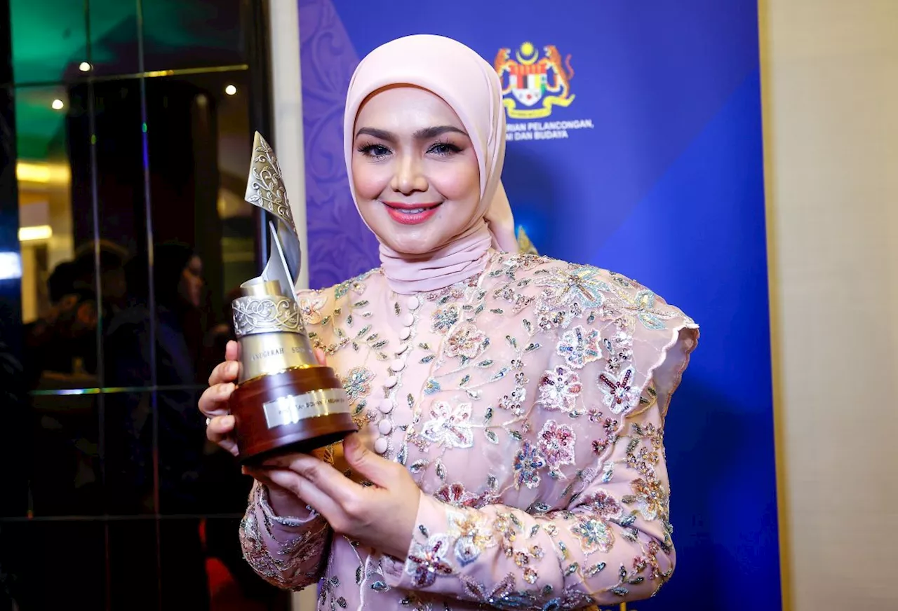 Siti Nurhaliza honoured with National Arts Award in Kuala Lumpur