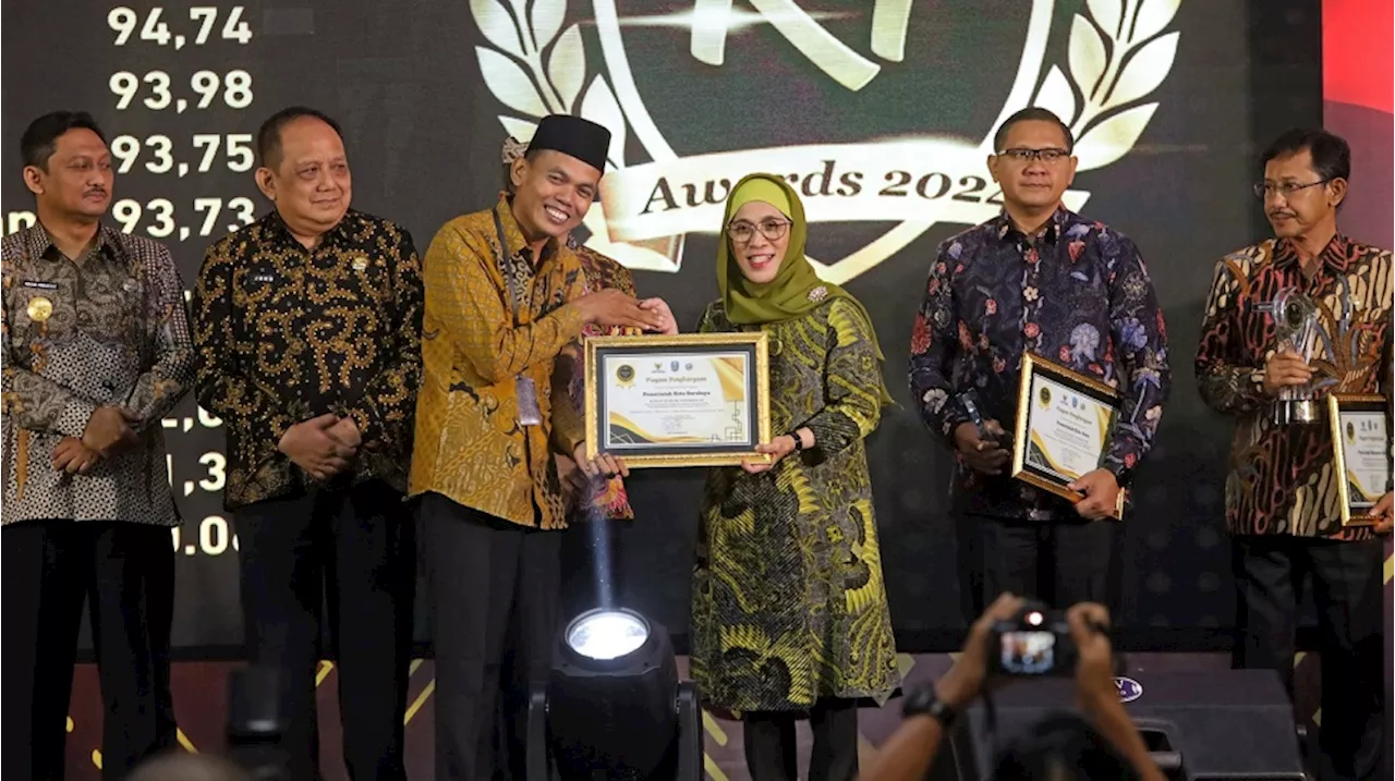 Pemkot Surabaya Raih Penghargaan Badan Publik Informatif dalam KI Jatim Awards 2024