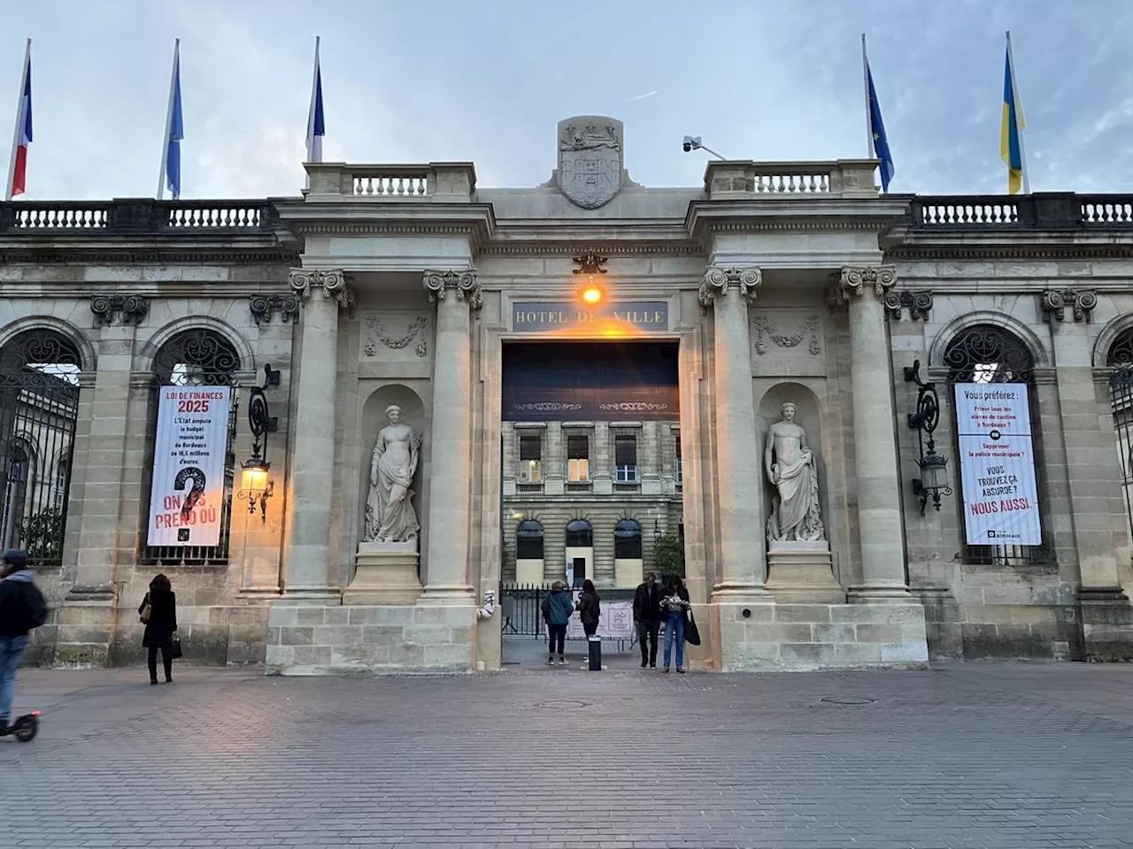 Banderoles sur la mairie de Bordeaux : droite et centre attaquent l’initiative en justice, le tribunal leur donne tort