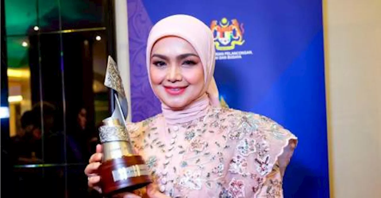 Fahmi congratulates Siti Nurhaliza on being awarded Biduanita Negara