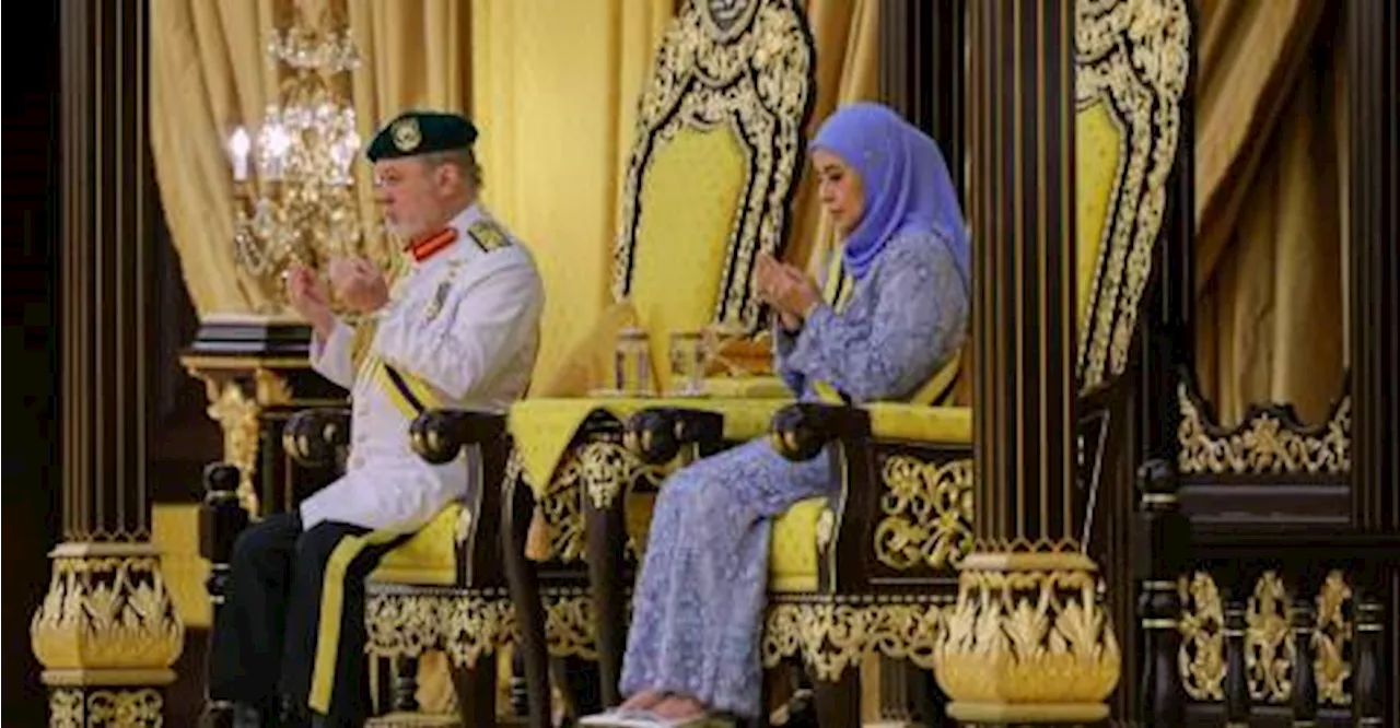 Queen presents Anugerah Seniman Negara to Datuk Lat