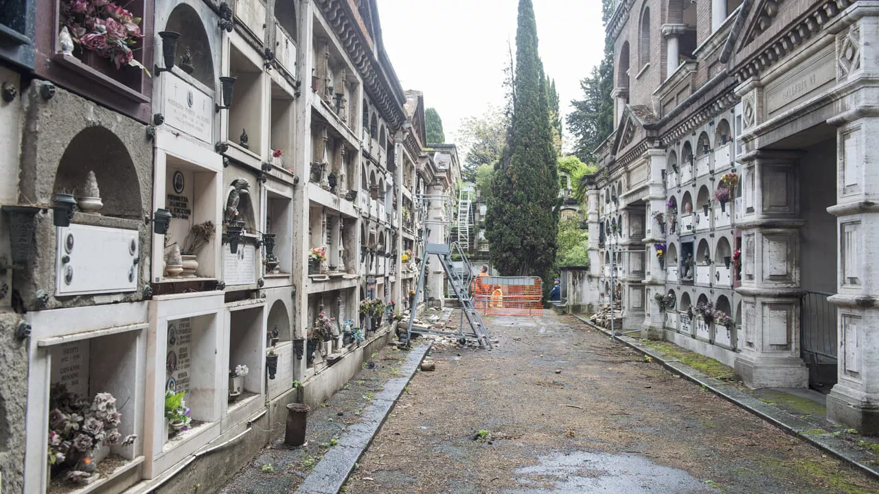 Trovata su una tomba con una ferita alla testa: muore in ospedale