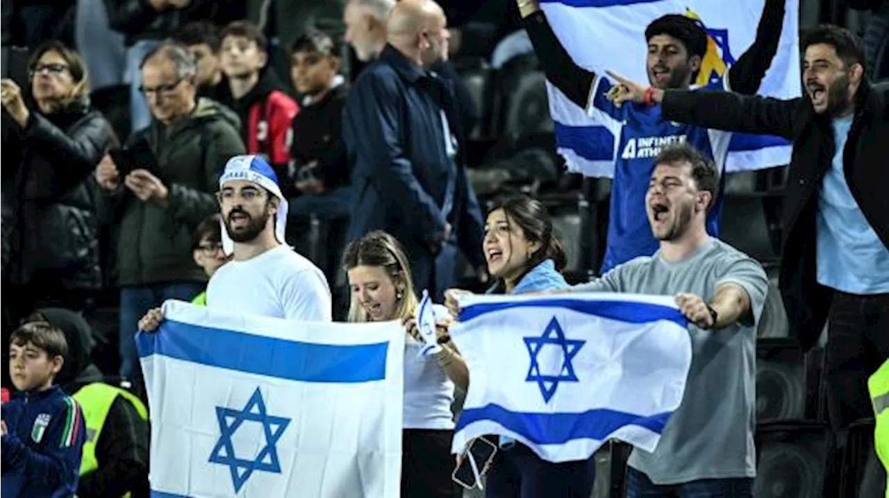 Francia-Israele, scintille allo stadio: fischi durante l'inno israeliano e scontri nelle tribune