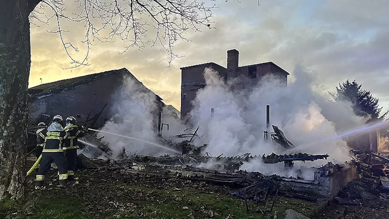 40 personer i gang ved stor brand: Kø har ført til færdelsuheld