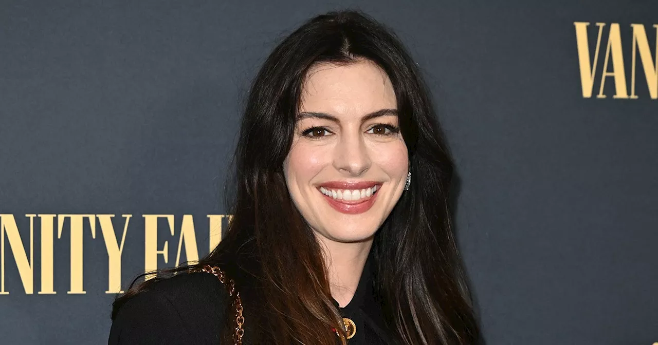 The Knicks’ Ogugua Anunoby Nearly Crashes Into Anne Hathaway at Game