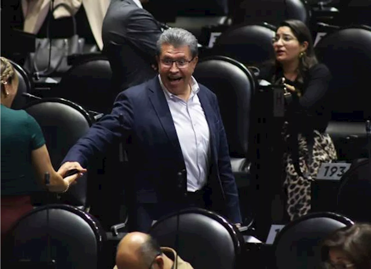 ‘Me van a ver seguido’: Captan a Ricardo Monreal abordar helicóptero desde la Cámara de Diputados