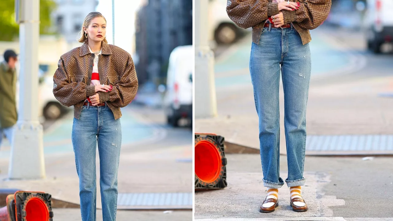 Mocasines bicolor y jeans rectos de ruedo doblado, el look perfecto para el otoño 2024