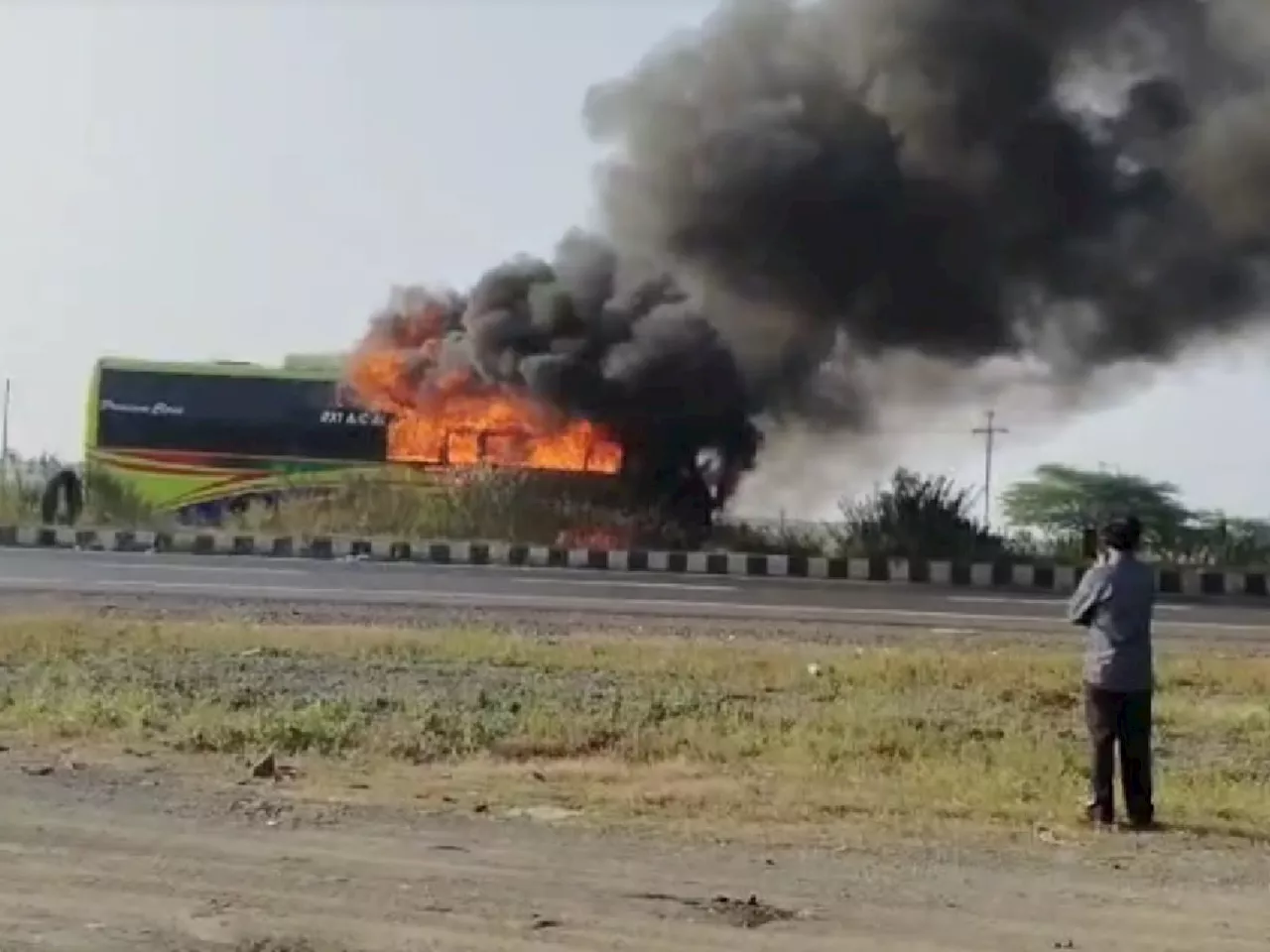 नागपूरमध्ये ट्रॅव्हलर बस अन् बाईकचा अपघात... बस जळून खाक! एकाचा मृत्यू; पाहा धक्कादायक Video