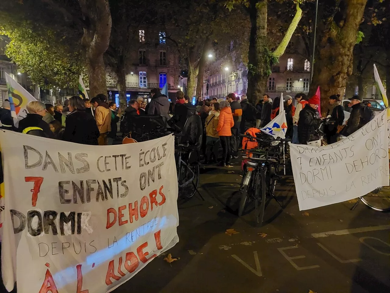 Nantes : des enfants d'une école dorment dans la rue, ils manifestent