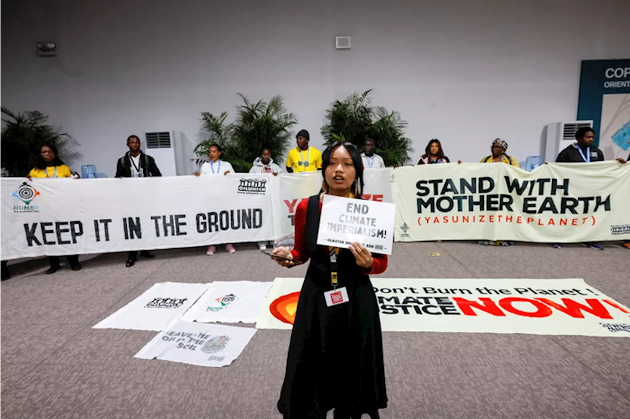 Attivisti per il clima protestano durante la COP29 a Baku