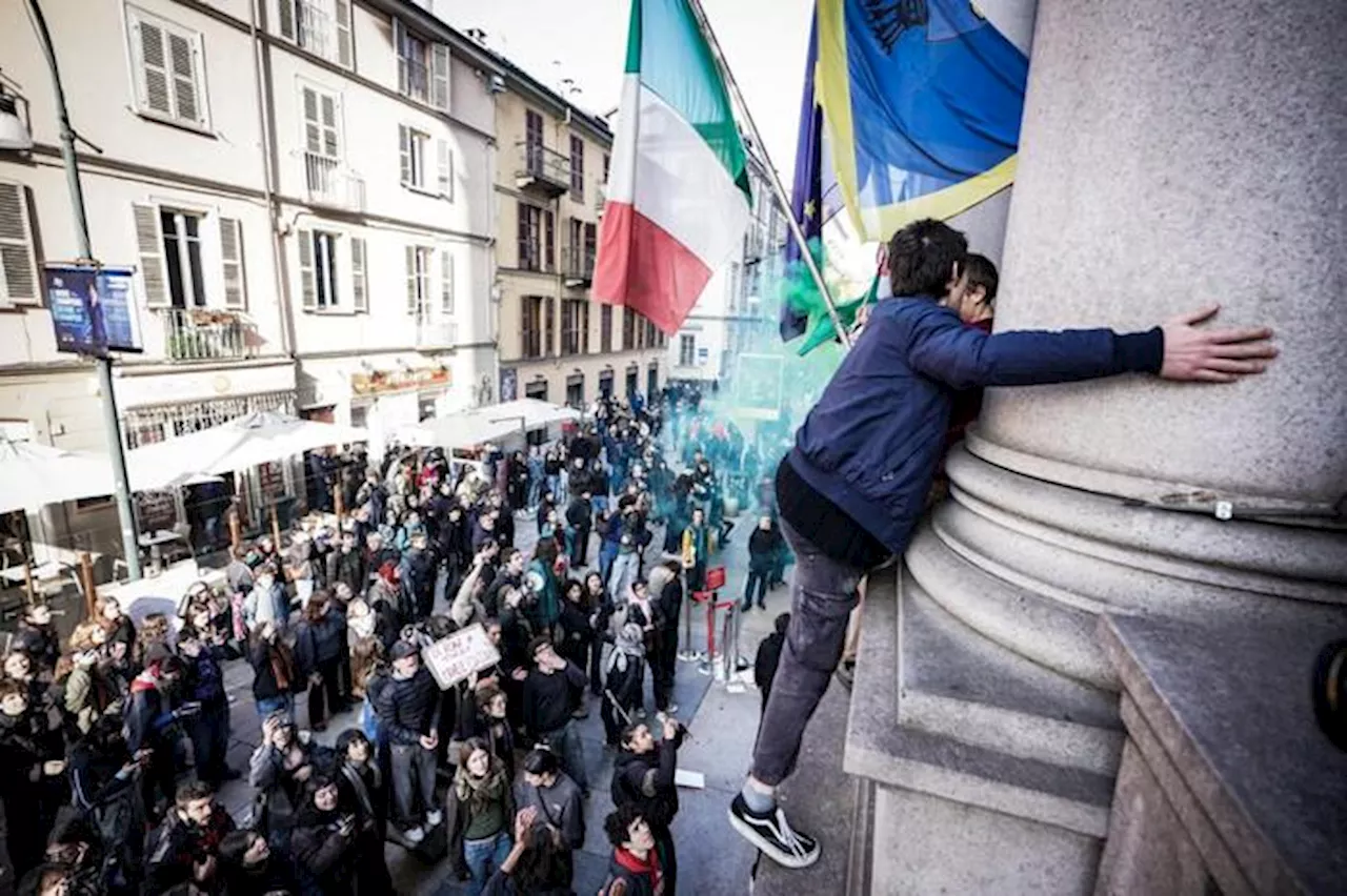 Cortei degli studenti in più città. A Torino blitz alla Mole e 15 poliziotti feriti. Meloni: 'Certa politica smetta di giustificare le violenze'