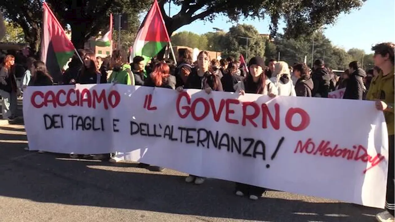 Corteo di studenti a Roma contro le politiche di Valditara e Meloni