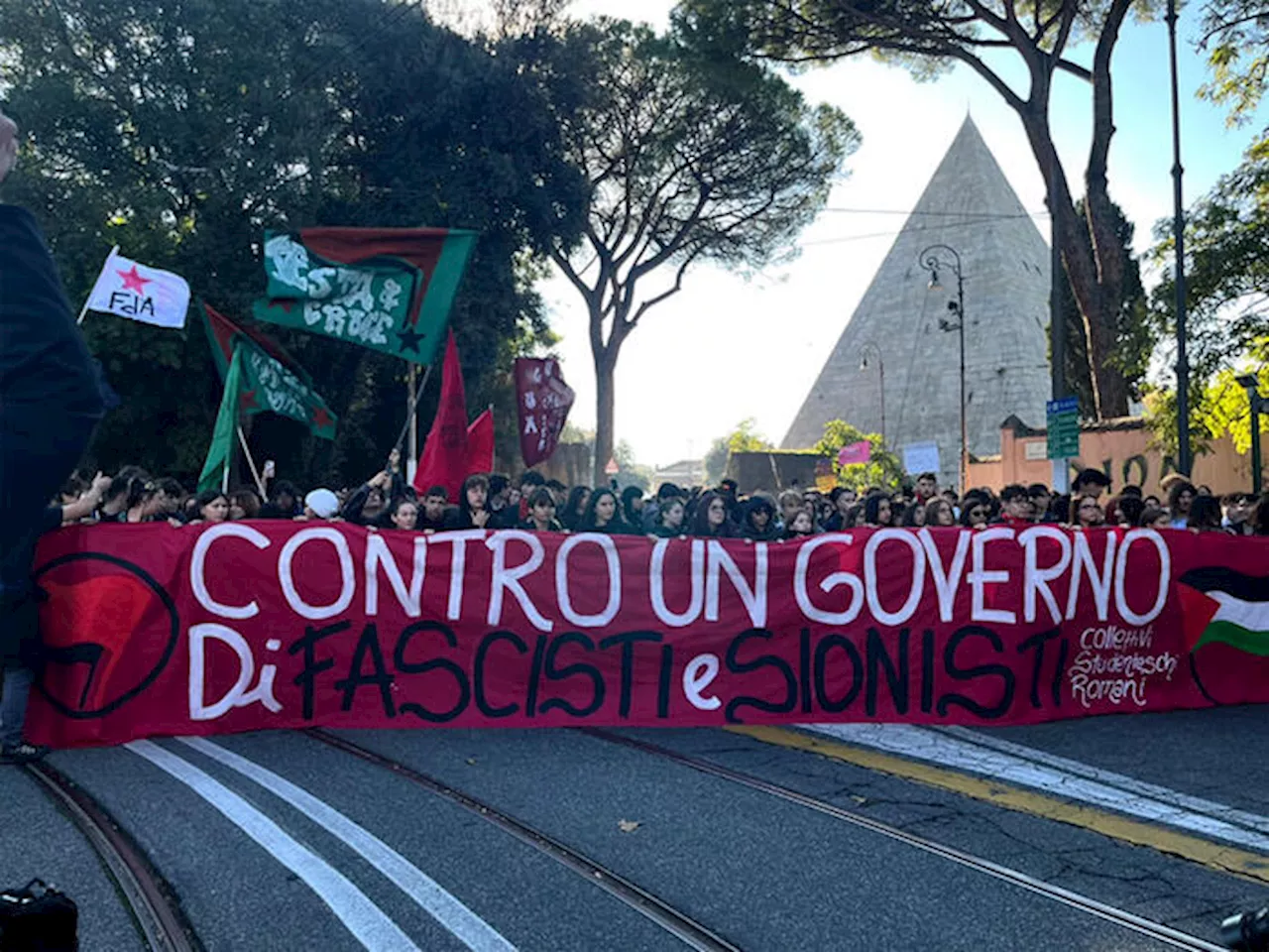 Corteo studenti a Roma 'contro le politiche di Valditara e Meloni'