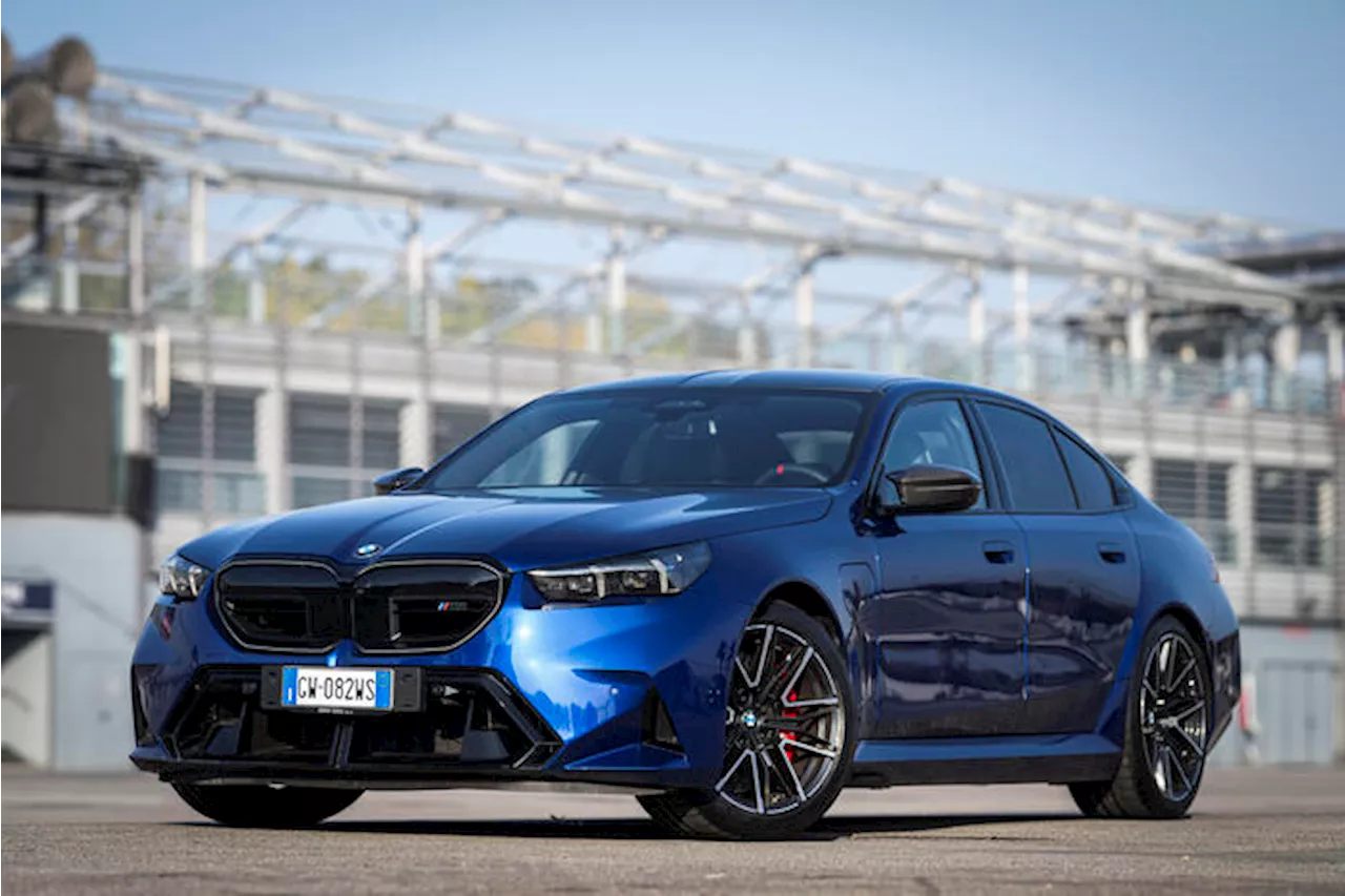 Nuova Bmw M5 supercar in pista con propulsore M-Hybrid