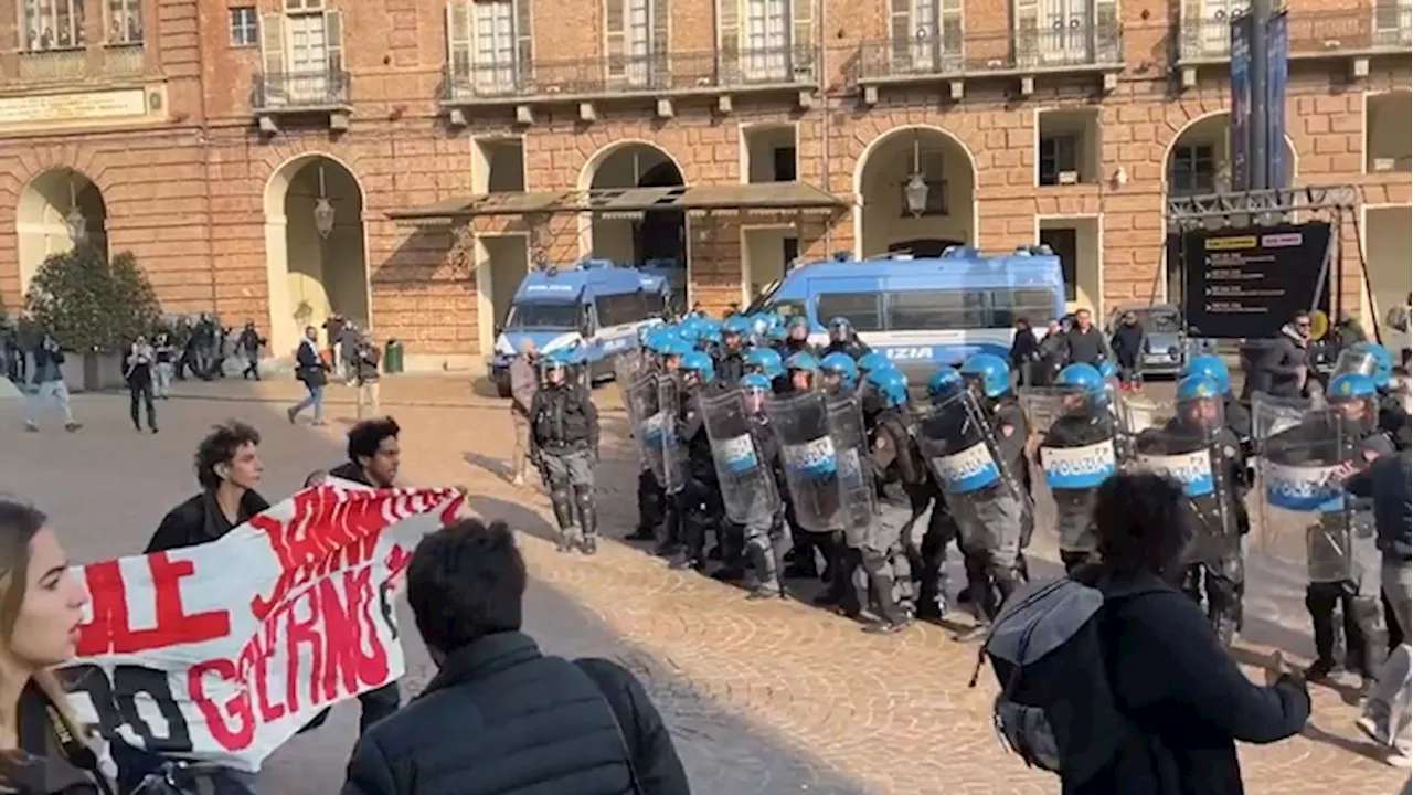 Torino, corteo studenti 'No Meloni Day': scontri con le forze dell'ordine