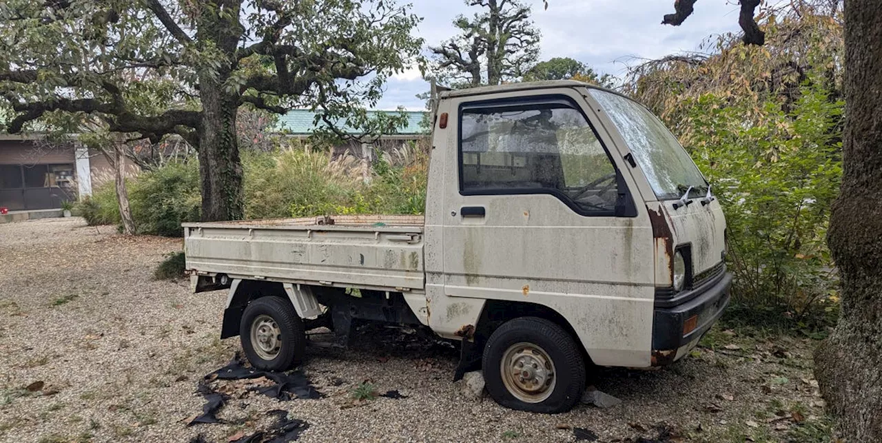 1980s Mitsubishi Minicab Super DX Truck Rusts and Rests at Kyoto Buddhist Temple