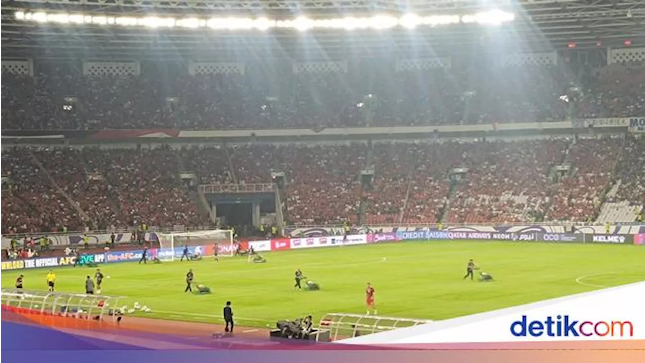 Petugas Potong Rumput Lapangan SUGBK Jelang Laga Indonesia Vs Jepang