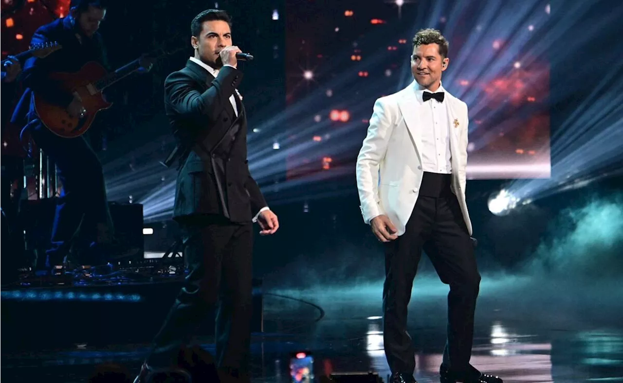 Carlos Rivera y David Bisbal hacen emotivo homenaje al 'Príncipe de la canción'