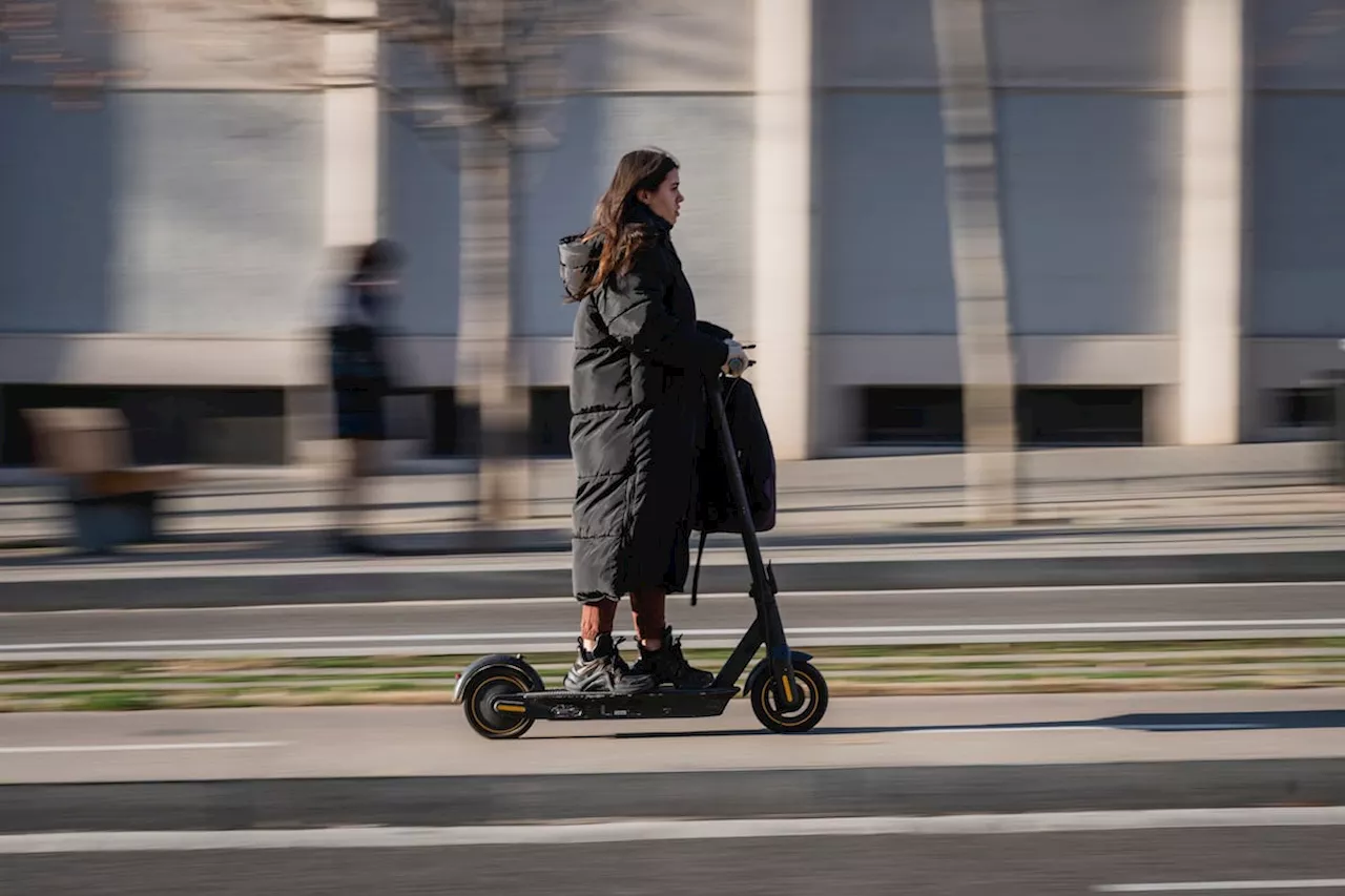 Barcelona expulsa a los ciclistas de las aceras y obliga a llevar casco a los patinetes