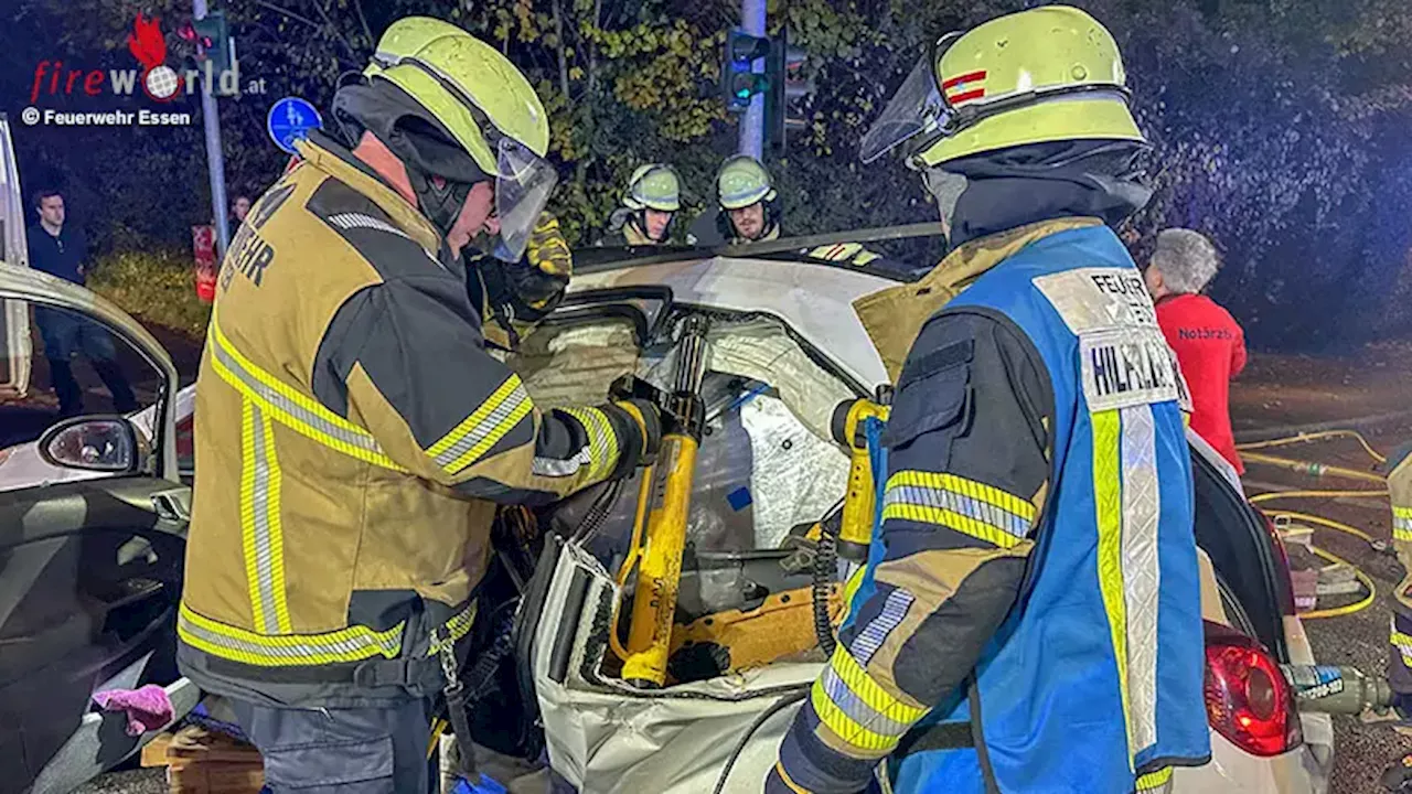 D: Schwerer Verkehrsunfall mit zwei Pkw in Essen → 5 Verletzte, Feuerwehr befreit zwei Insassen