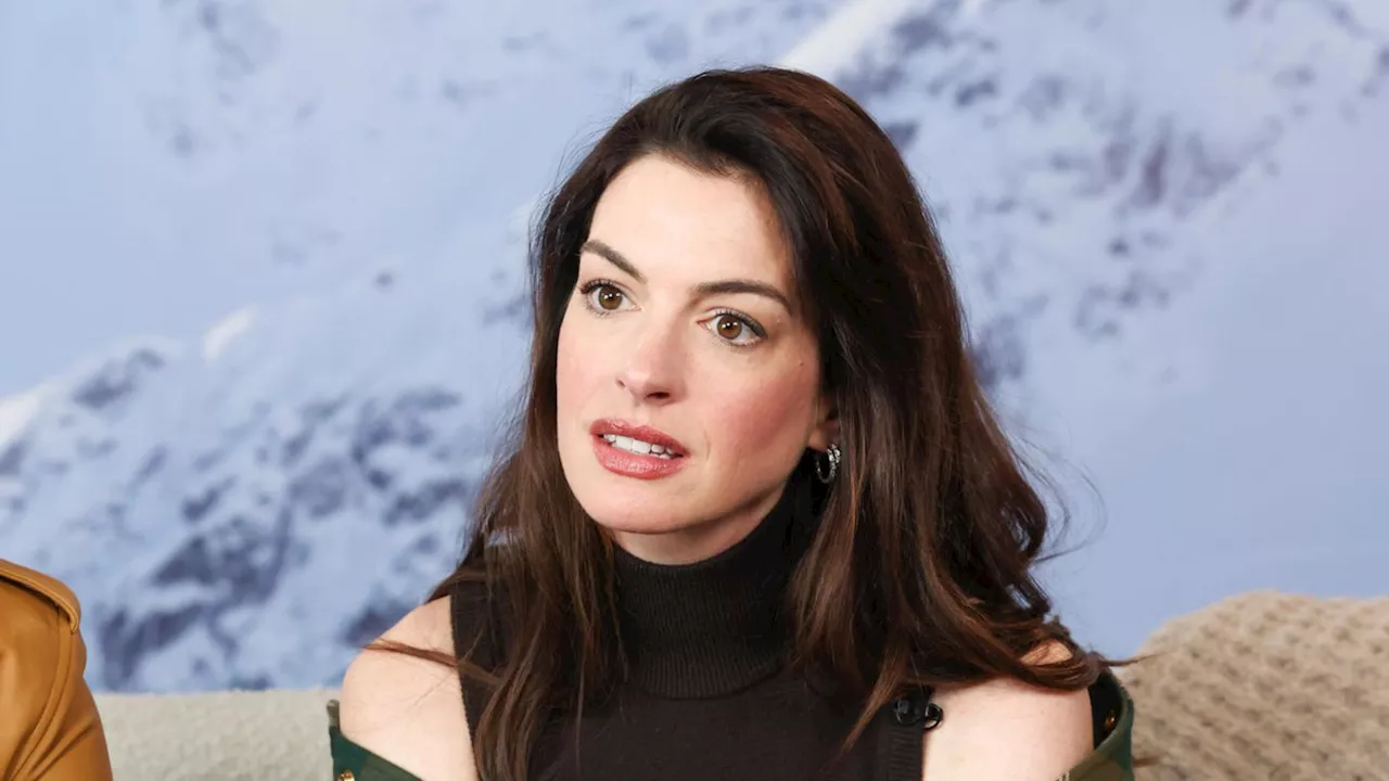 Anne Hathaway: Bei Basketballspiel mit Sohn Jack kommt es fast zum Unfall