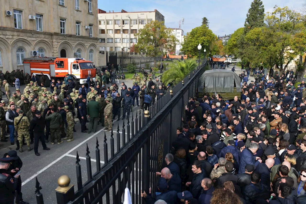 Стало известно о действиях президента Абхазии на фоне протестов в Сухуме