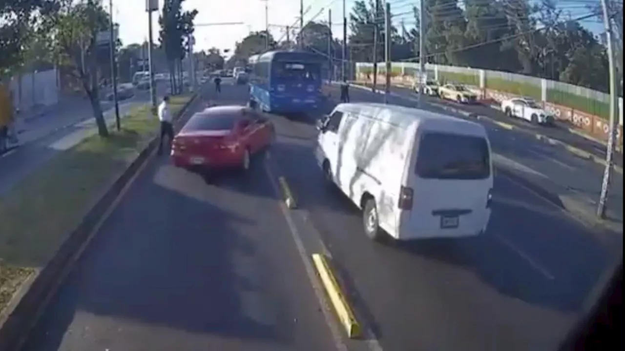 VIDEO: Sujeto invade carril de Metrobús, atropella a policía y lo capturan con cocaína