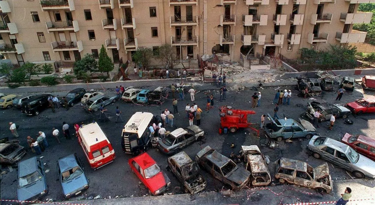 Strage di via D'Amelio, 4 poliziotti a giudizio per depistaggio sul delitto Borsellino: «Hanno detto il falso»