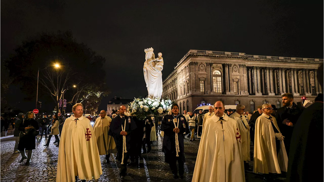 La Virgen de Notre Dame, hallada intacta del incendio, vuelve a la catedral