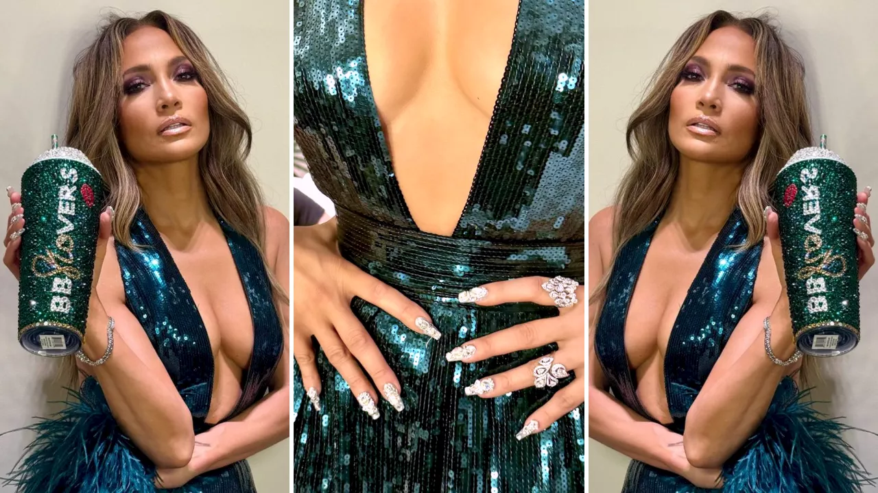 Jennifer Lopez pronta per le Feste lancia l'ultimo trend dell'anno: le diamonds nails