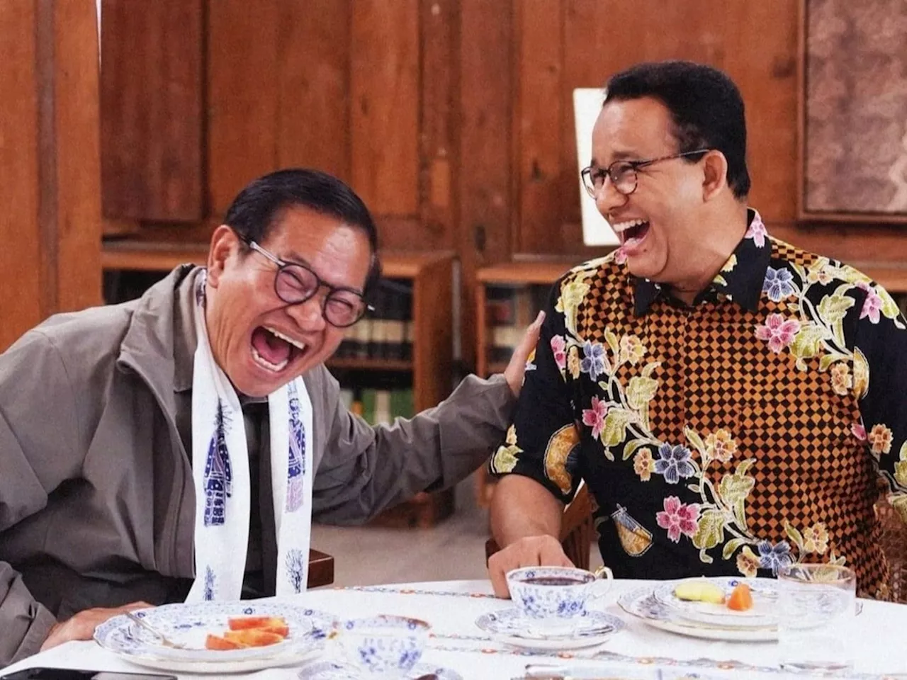 Ditemani Lontong Sayur, Anies Baswedan Sambut Kedatangan Pram-Doel