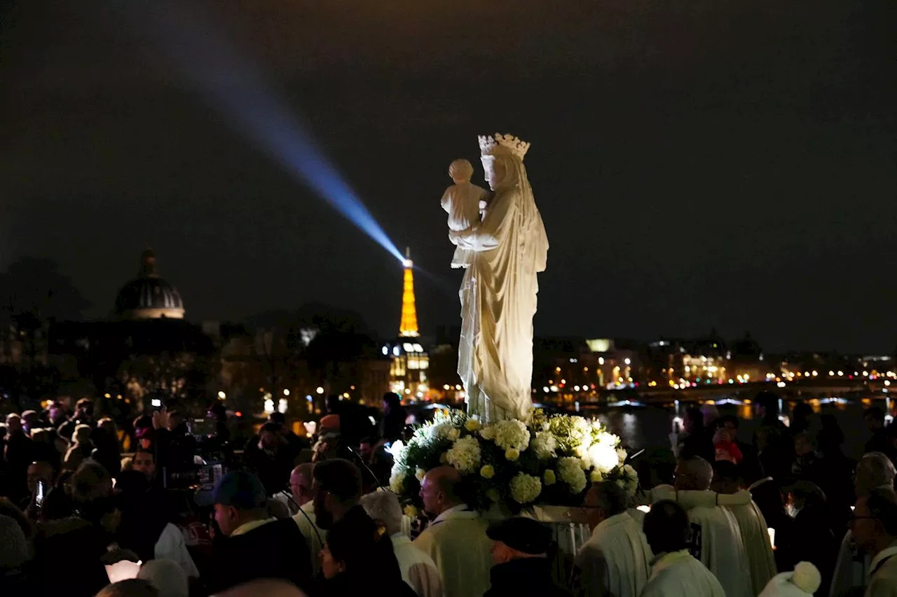 Dans la nuit parisienne, la Vierge de Notre-Dame retrouve «sa maison»