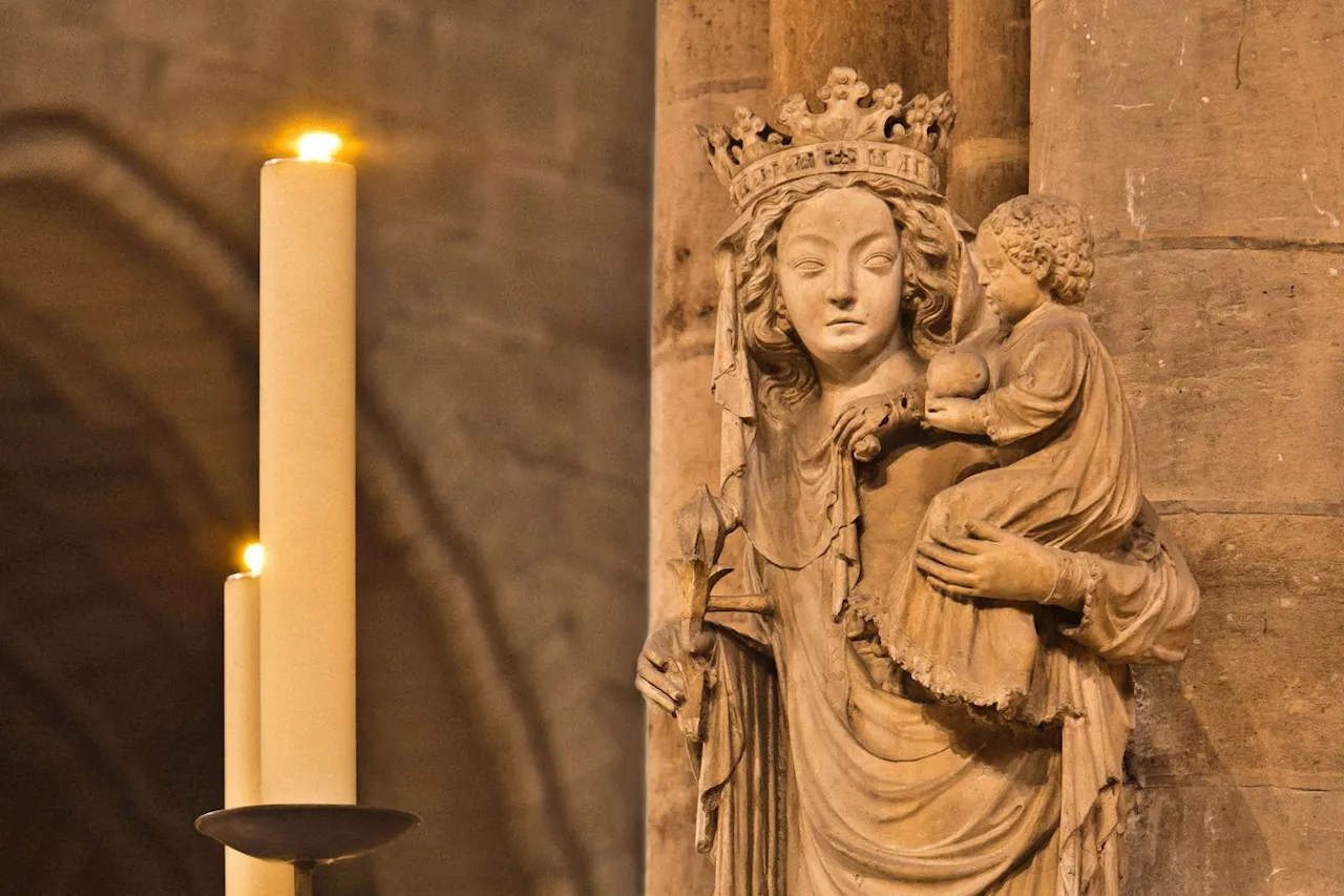 La statue de la « Vierge à l’Enfant », rescapée de l’incendie, de retour à Notre-Dame