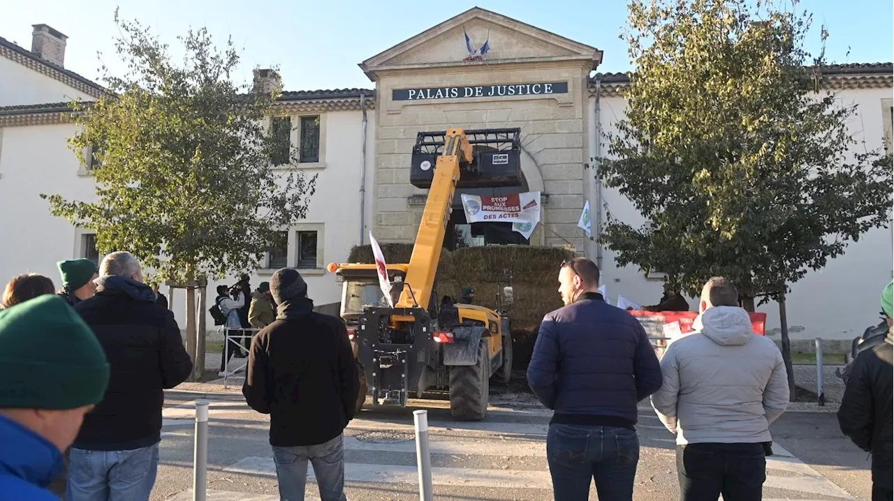 Colère des agriculteurs à Tarascon : un mur de bottes de paille devant le palais de justice