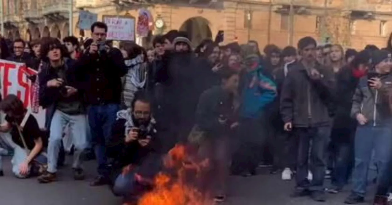 &#034;Bruciate Valditara&#034;: il gesto choc in piazza a Torino, antagonisti e studenti fuori controllo