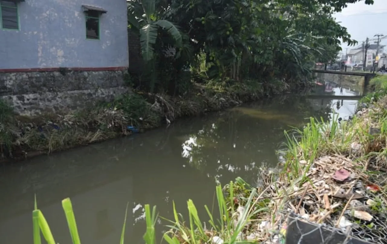 Cegah Banjir Terulang, Sungai Cisuda di Kota Sukabumi Mulai Dikeruk