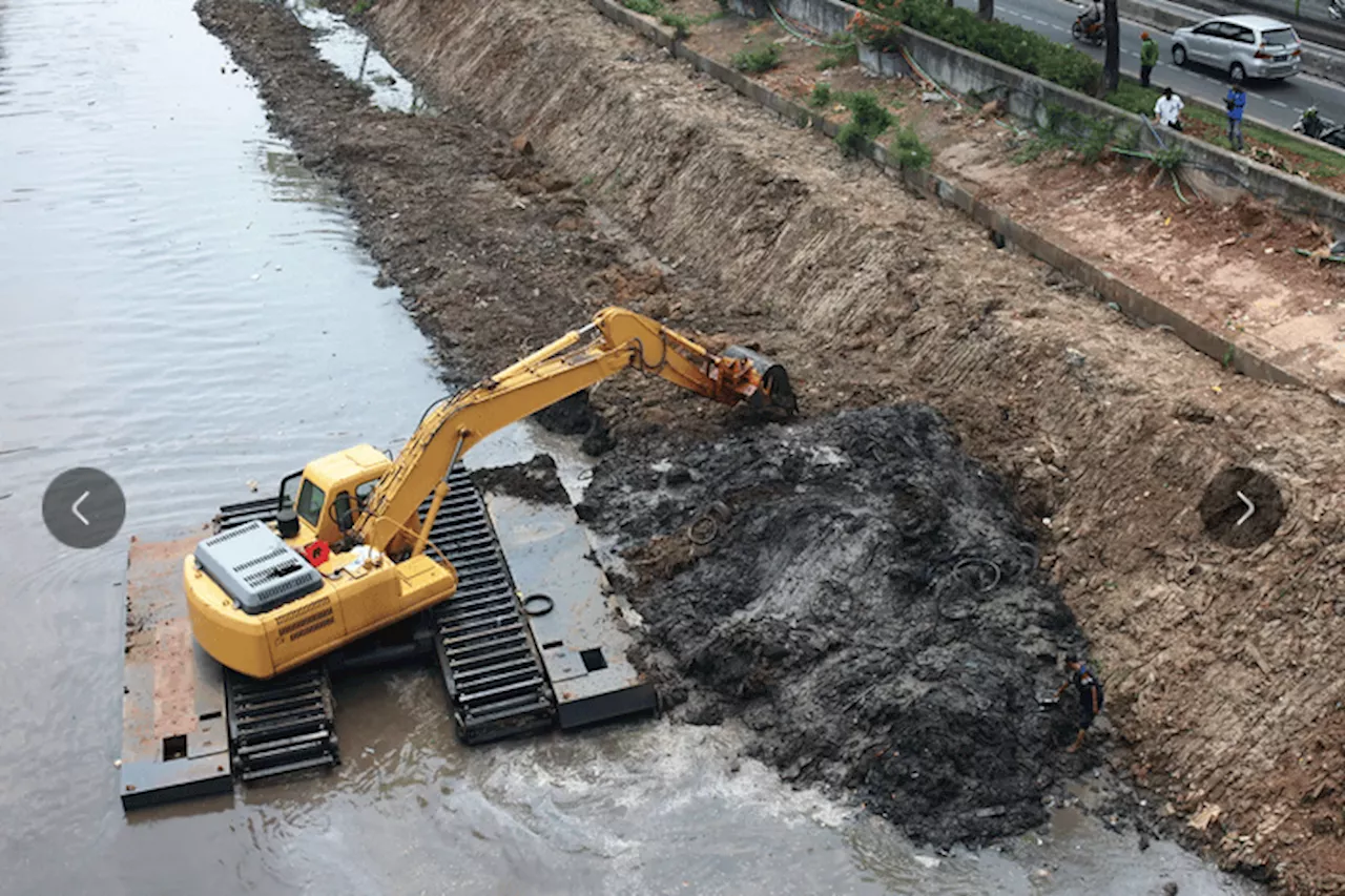 Optimalkan Daya Tampung Air, DKI Keruk Sedimen Lumpur Sungai