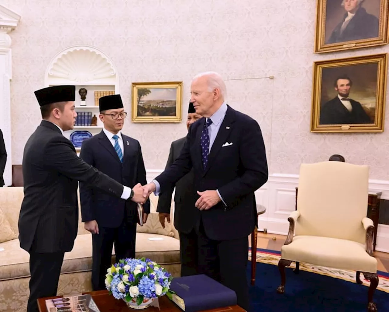 Prabowo Kenalkan Mayor Teddy ke Joe Biden