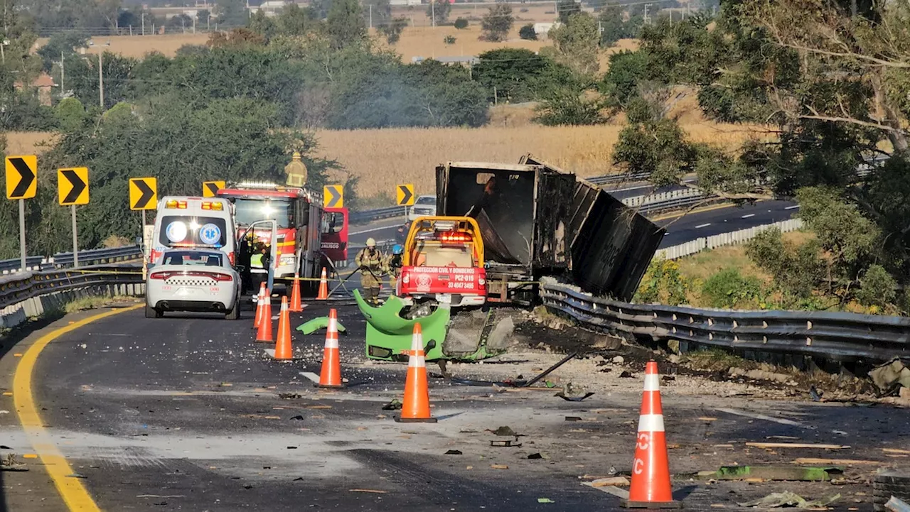 Muere hombre durante choque entre un auto y un tráiler en la autopista México-Guadalajara