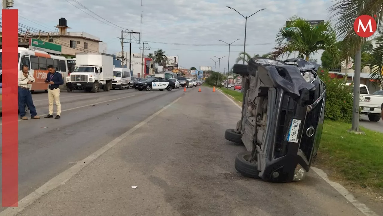 Volcadura en Avenida Hidalgo de Tampico deja cinco lesionados, además tráfico vehicular