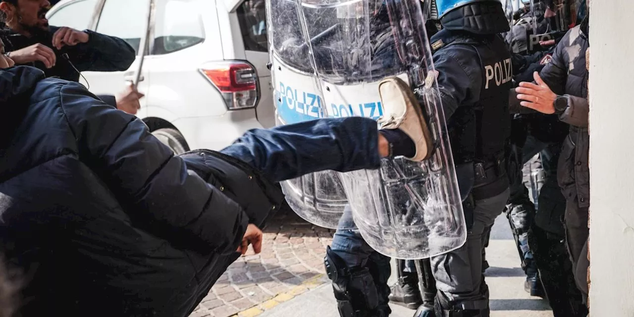 Sprengsatz und verletzte Polizisten bei Anti-Meloni Demo