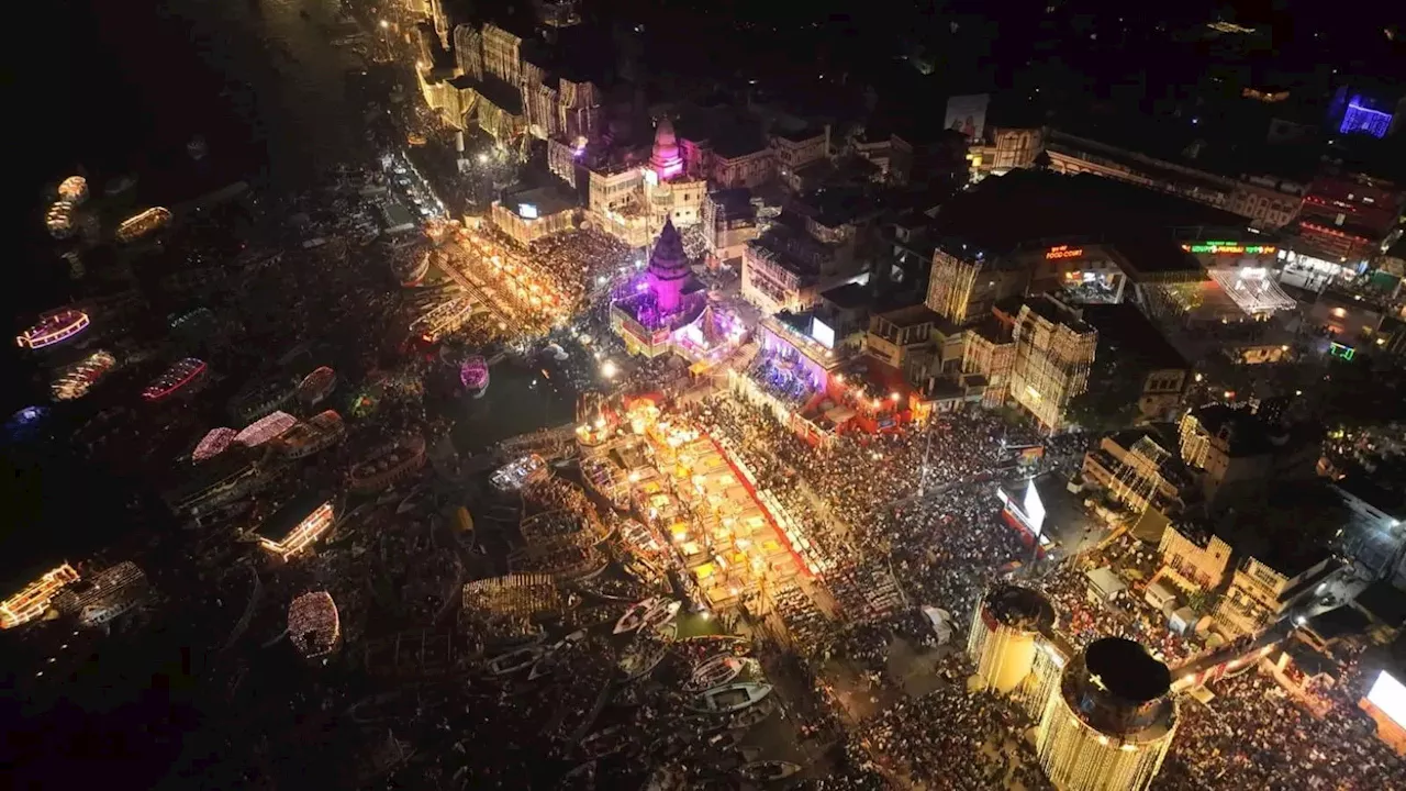 Dev Deepawali Photos: स्वर्ग से भी सुंदर मोहे काशी सबका मन, देव दीपावली की देखिए तस्वीरें