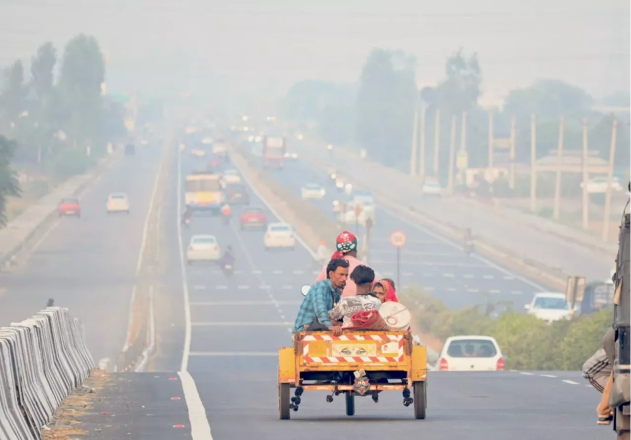 पाकिस्तान के लाहौर में लोगों का दम घोंट रही है जानलेवा हवा, AQI पहुंचा 1900 के पार 