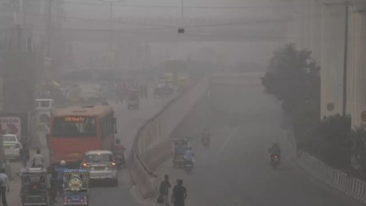 Weather Update: दिल्ली-NCR में घने कोहरे की चादर, तापमान में गिरावट, प्रदूषण से बिगड़े हालात