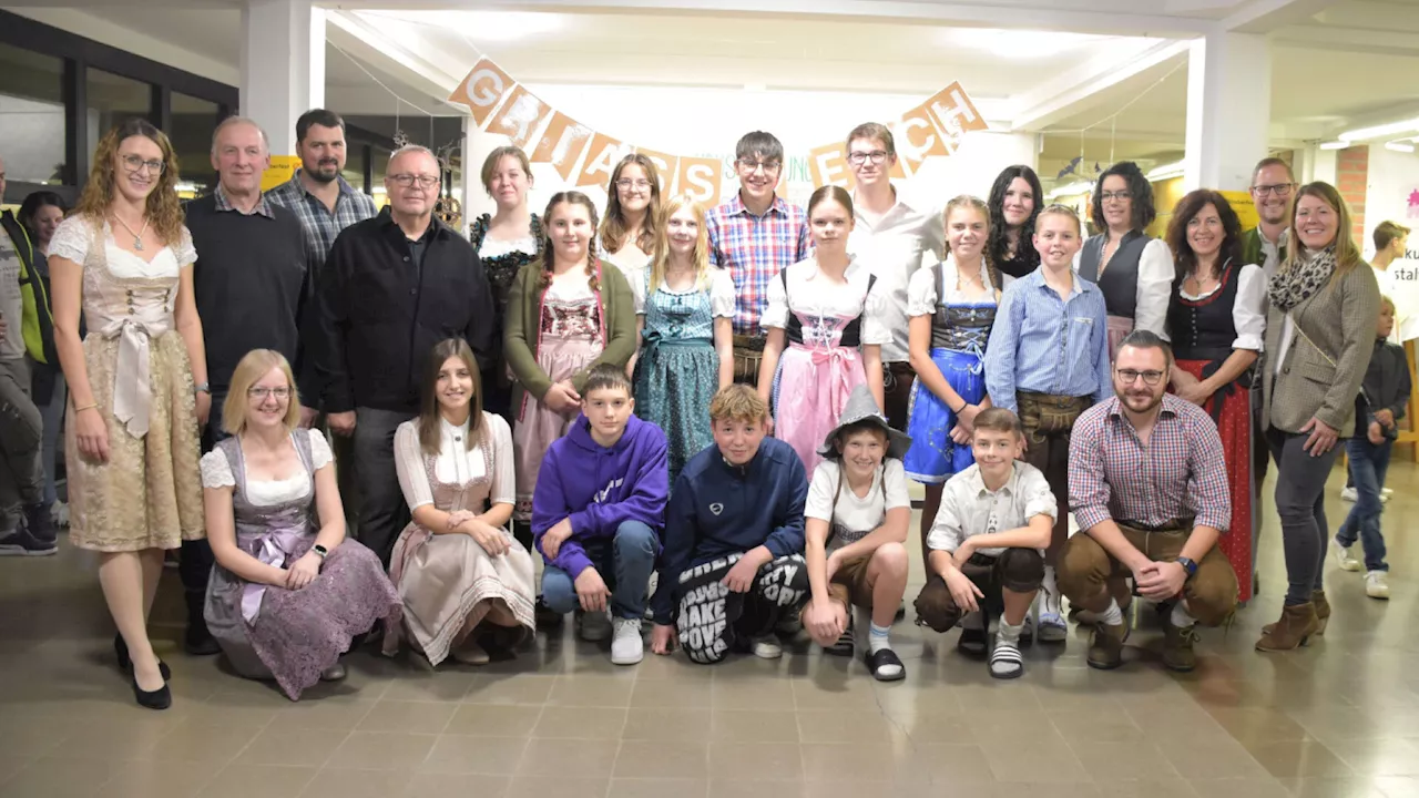 Gesang, Tanz und Kasperl beim Oktoberfest der Mittelschule Allentsteig