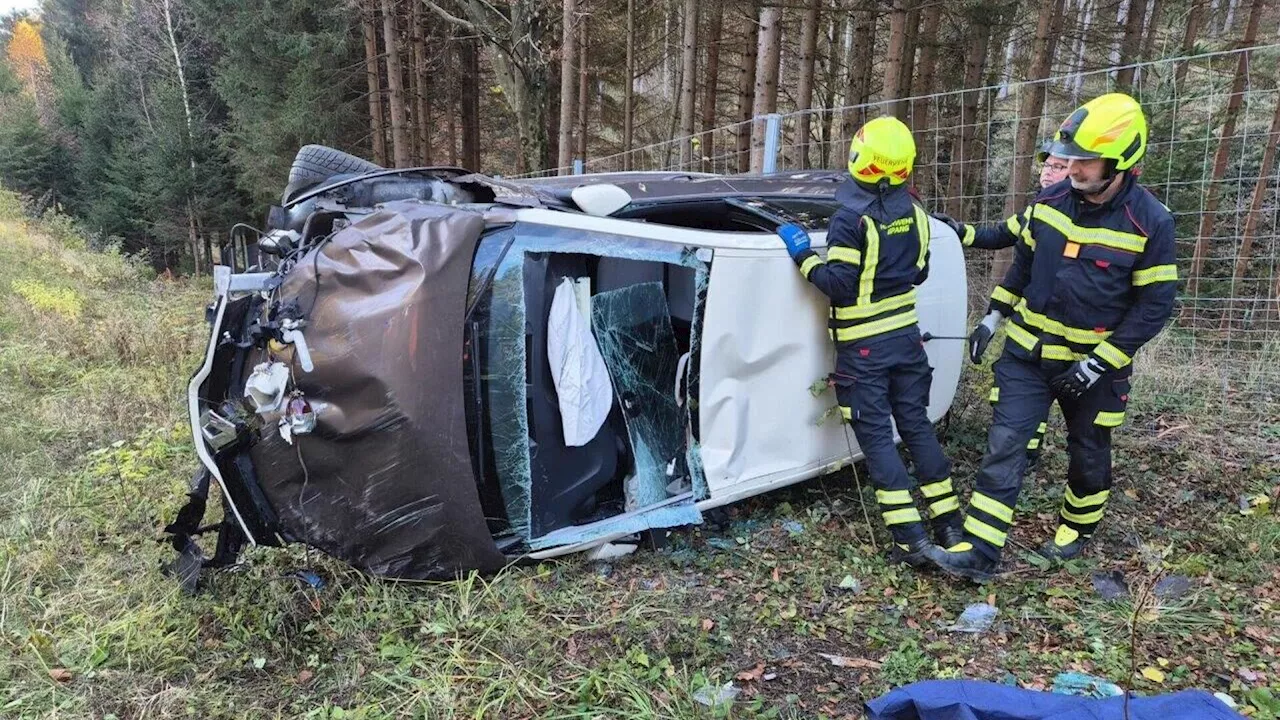 Nach Überschlag in Krumbach: Lenkerin aus Auto geschnitten