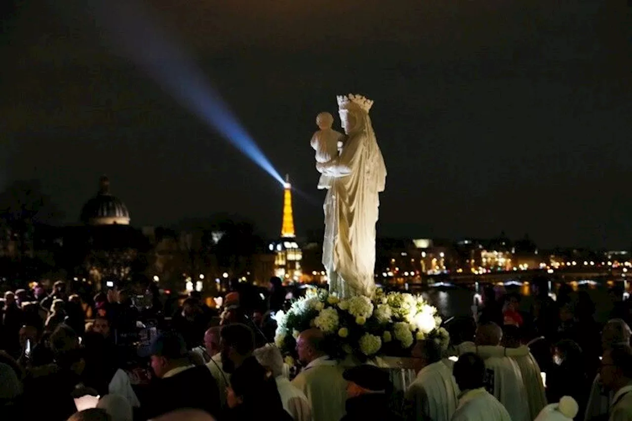 Dans la nuit parisienne, la Vierge de Notre-Dame retrouve 'sa maison'