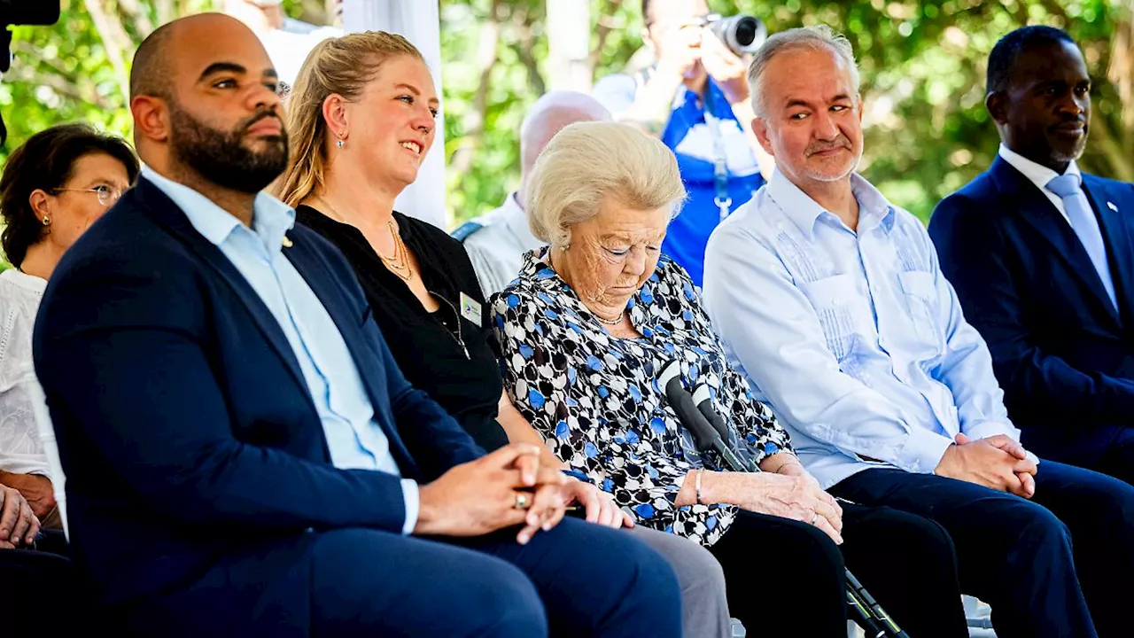 Müde Prinzessin: Beatrix der Niederlande schläft im Sitzen ein