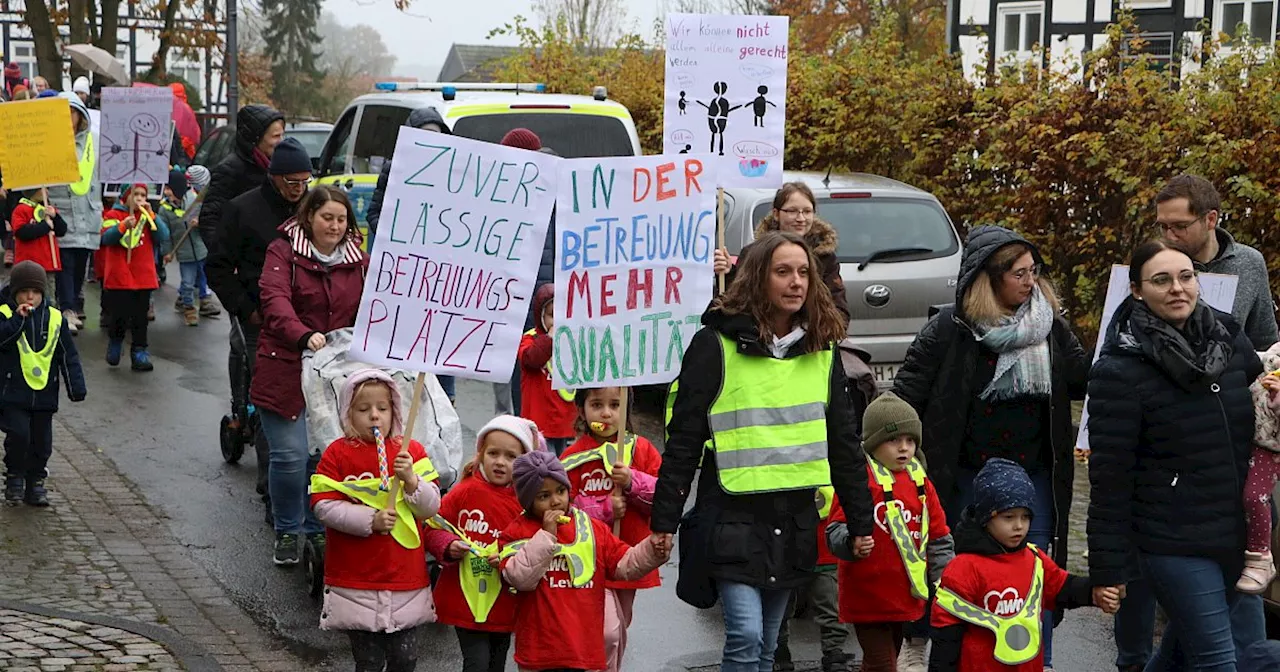 Protest in Stemwede: Kitas steht das Wasser bis zum Hals